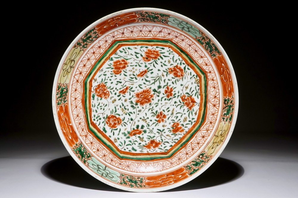 A Chinese wucai charger with floral design, Kangxi