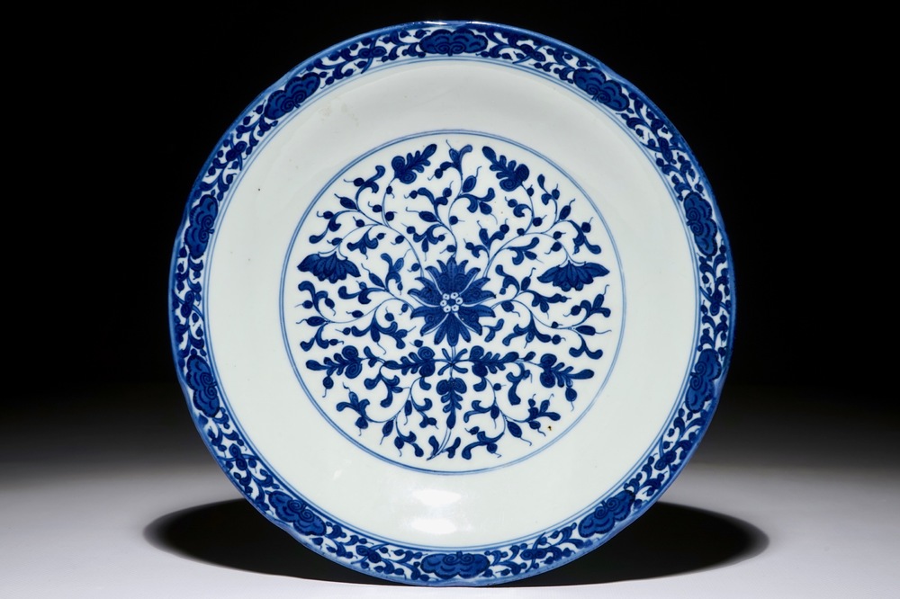 Une assiette en porcelaine de Chine bleu et blanc &agrave; d&eacute;cor floral, marque et &eacute;poque de Qianlong, minyao