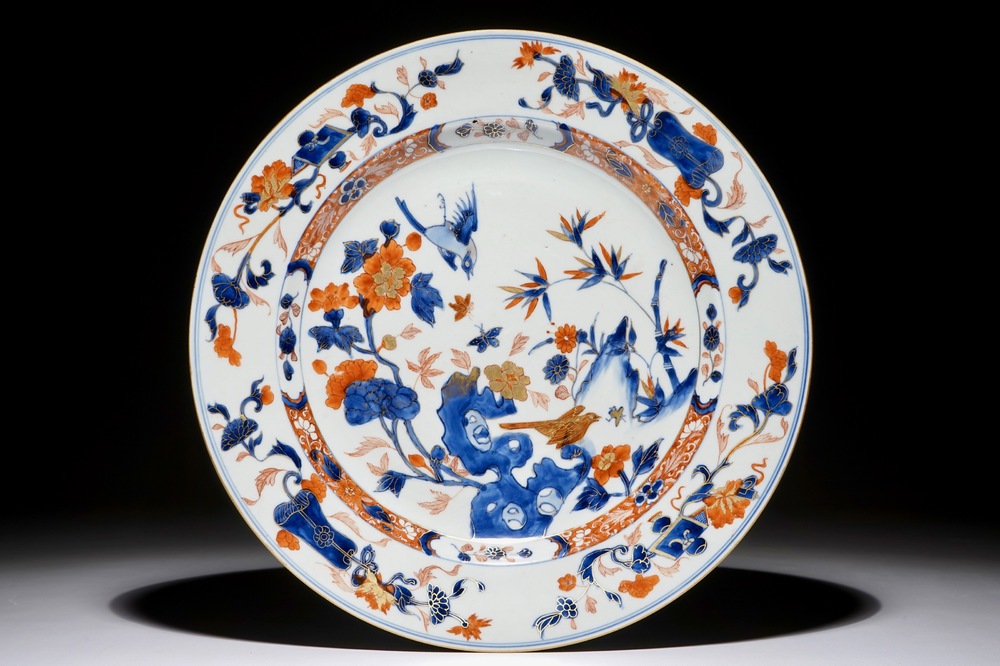 Un plat en porcelaine de Chine de style Imari aux oiseaux dans un paysage, Kangxi