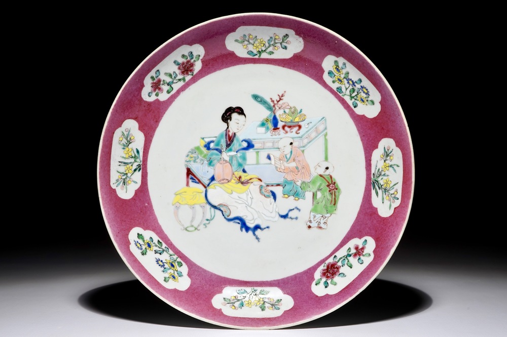 Une assiette en porcelaine de Chine famille rose au fond rouge rubis, Yongzheng