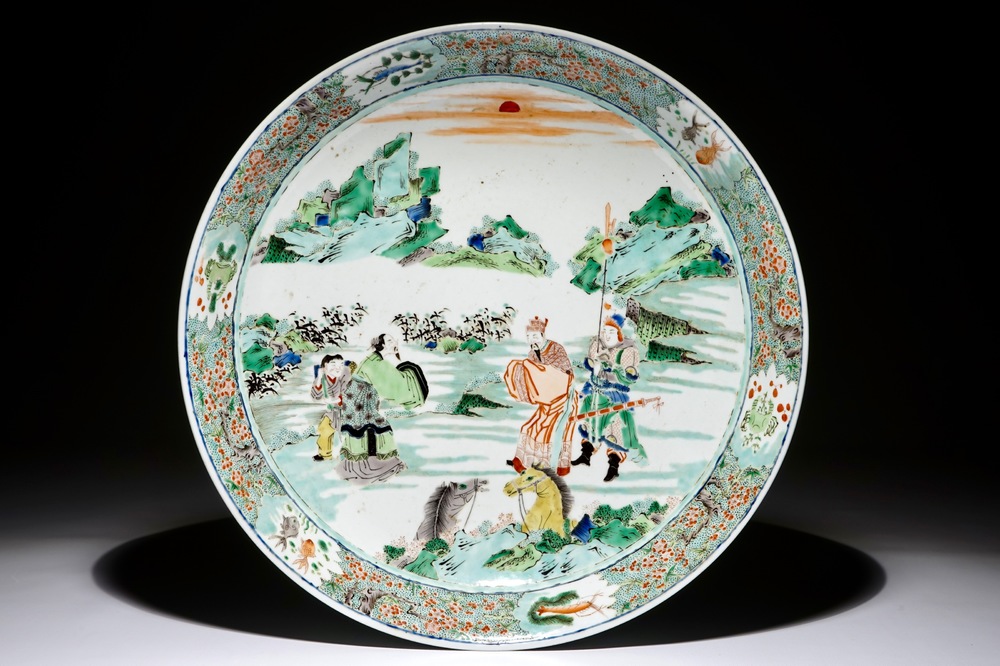 Un grand plat en porcelaine de Chine famille verte, 19/20&egrave;me