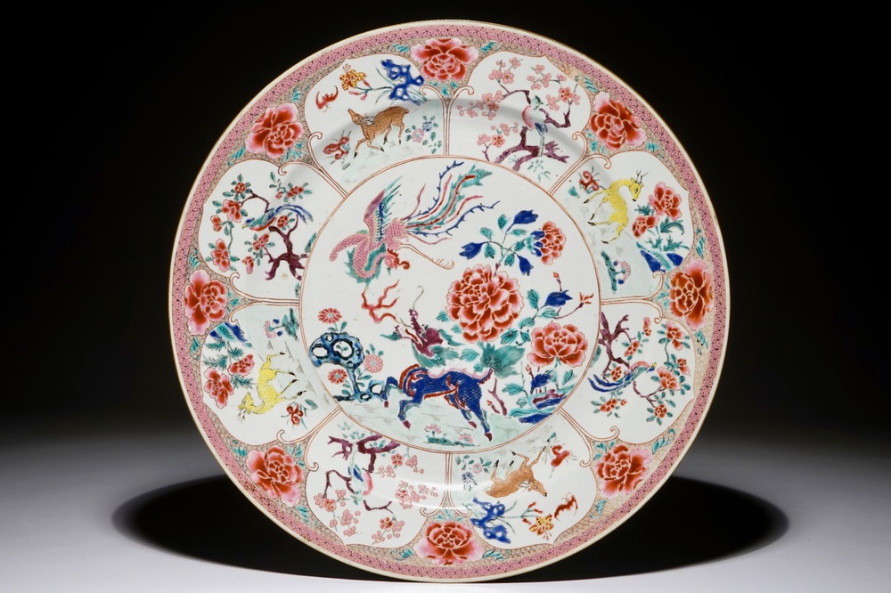 Un plat en porcelaine de Chine famille rose figurant un ph&eacute;nix et un qilin, Yongzheng