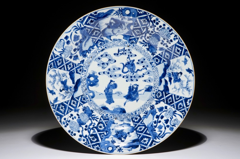 Un plat en porcelaine de Chine bleu et blanc &agrave; d&eacute;cor mythologique, Kangxi