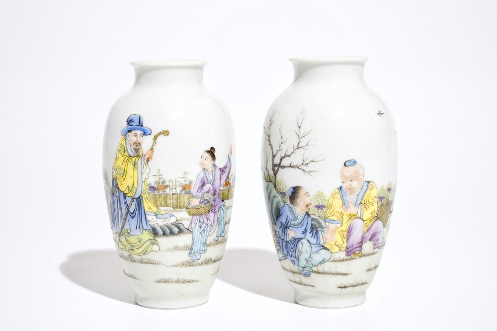 Deux vases en porcelaine de Chine polychrome, marque de Qianlong, 20&egrave;me