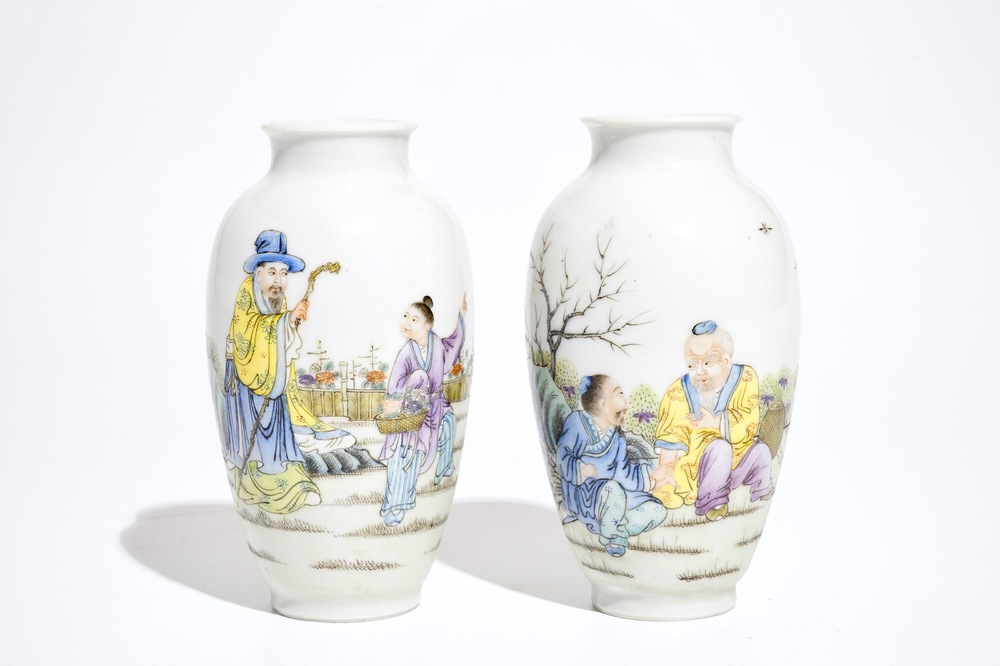 Twee Chinese polychrome vaasjes, Qianlong merk, 20e eeuw