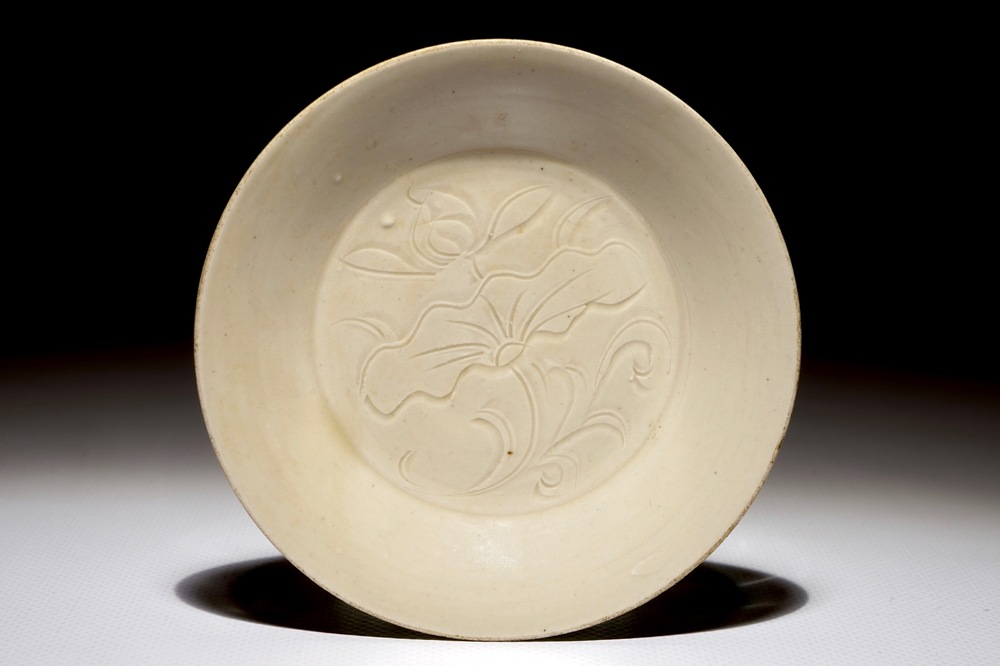 Een klein Chinees Dingyao bord met anhua lotusdecor, Noordelijke Song-dynastie