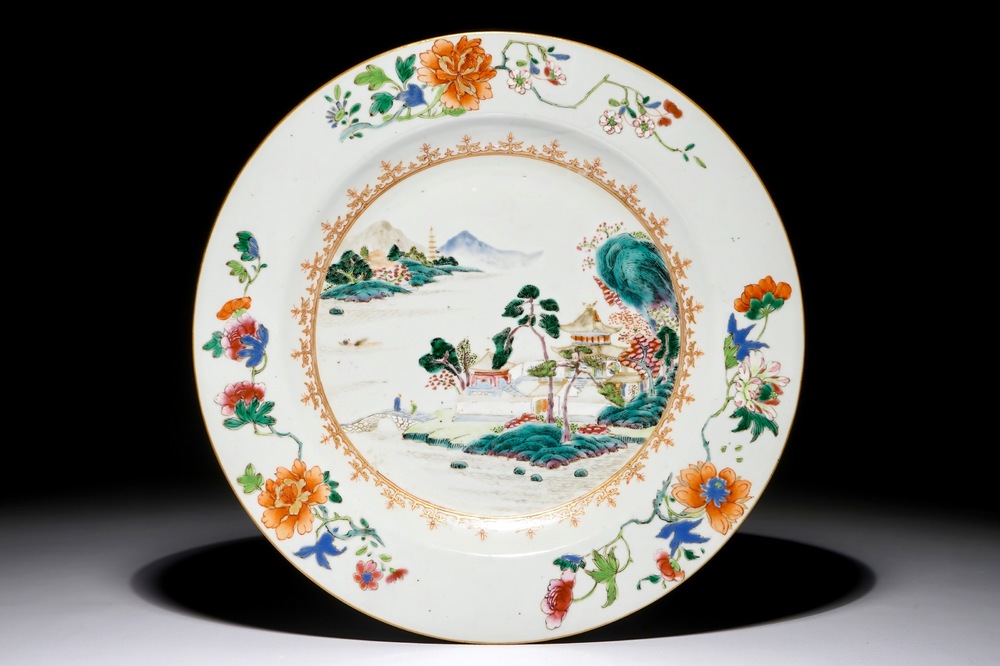 Un plat en porcelaine de Chine famille rose &agrave; d&eacute;cor d'un paysage, Qianlong