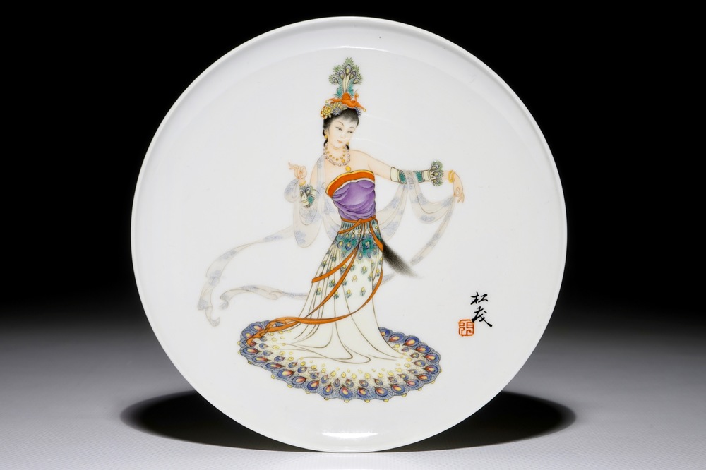 Een fijn Chinees bord met een danseres, gesign. Zhang Song Mao, 3e kwart 20e eeuw