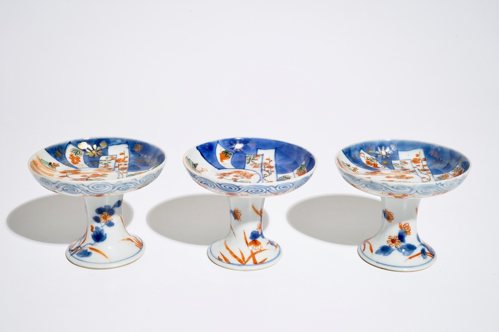 Trois coupes sur pi&eacute;douches en porcelaine de Chine de style Imari, Kangxi/Qianlong