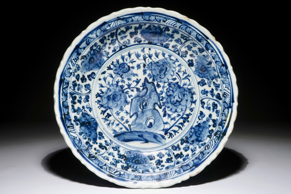 Un plat en porcelaine de Chine bleu et blanc &agrave; d&eacute;cor floral, Hongzhi
