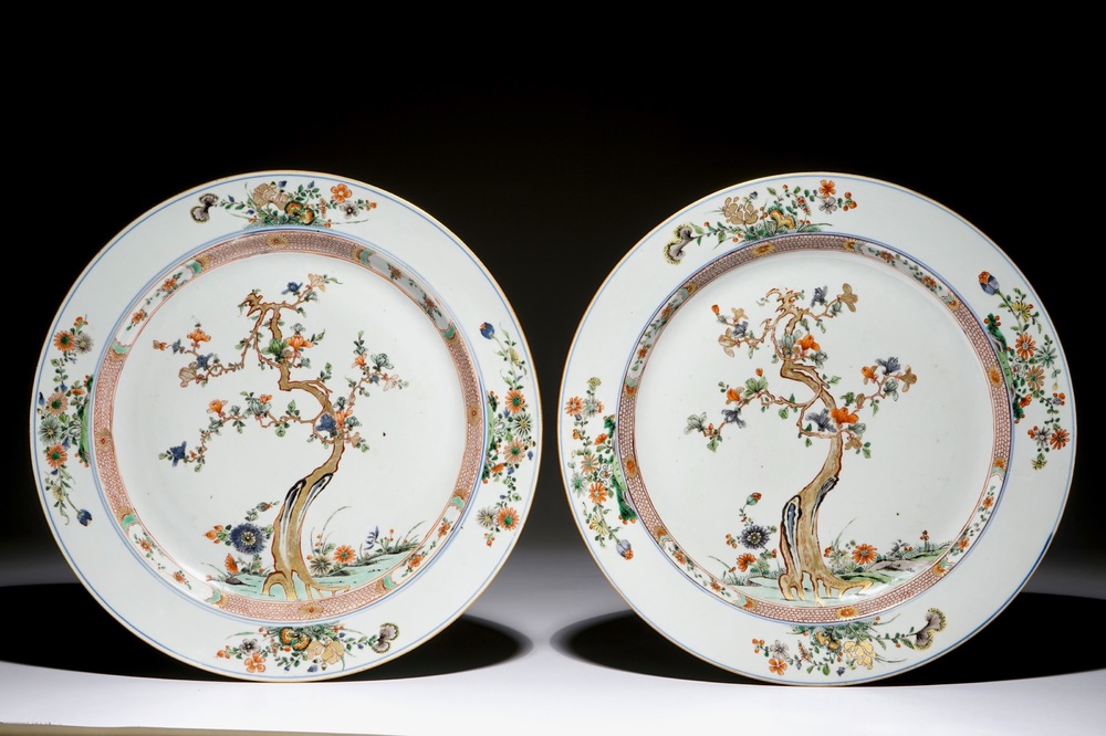 Une paire de grands plats en porcelaine de Chine famille verte, Kangxi