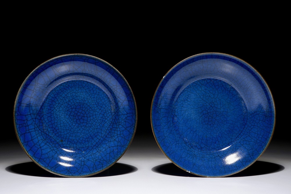Een paar Chinese monochroom blauwe borden met ge-type craquel&eacute; glazuur, Yongzheng