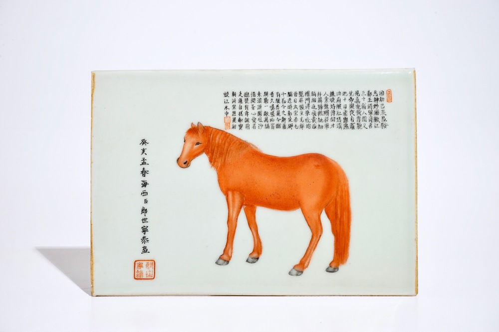 Une plaque en porcelaine de Chine polychrome &agrave; d&eacute;cor d'un cheval et calligraphie, R&eacute;publique