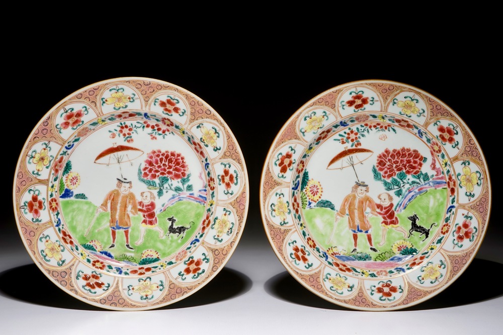 Een paar Chinese famille rose borden met een Hollandse edelman, Qianlong