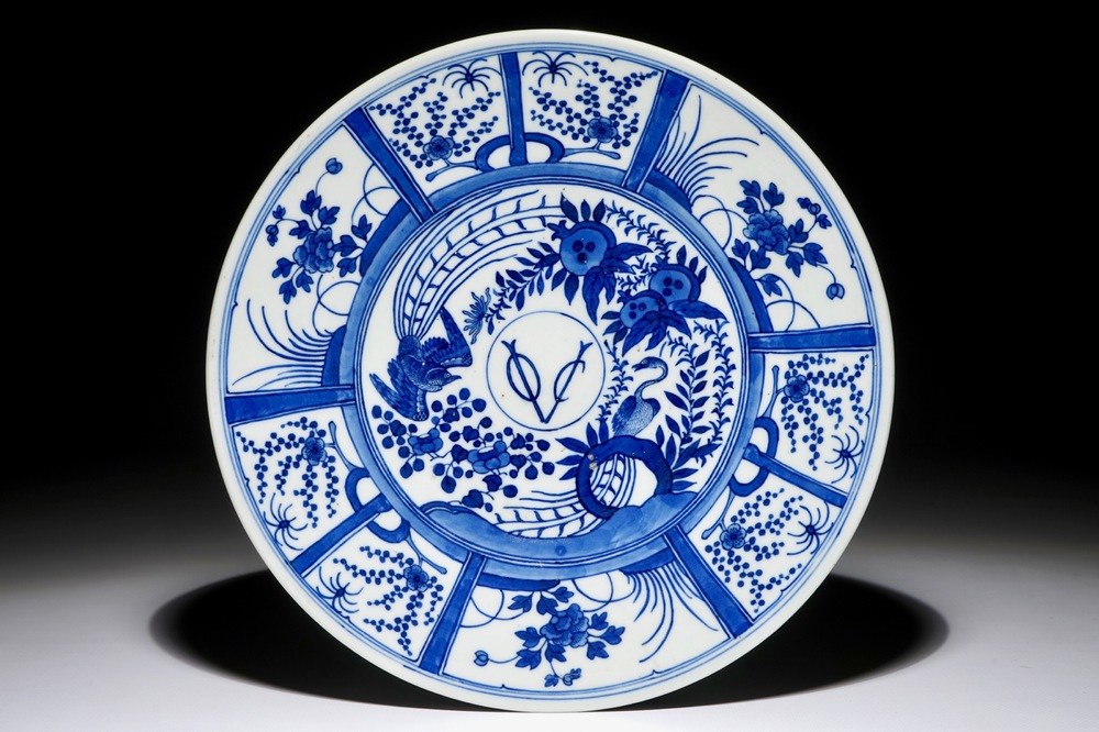 Un plat en porcelaine de Chine bleu et blanc au monogramme du VOC, 19&egrave;me