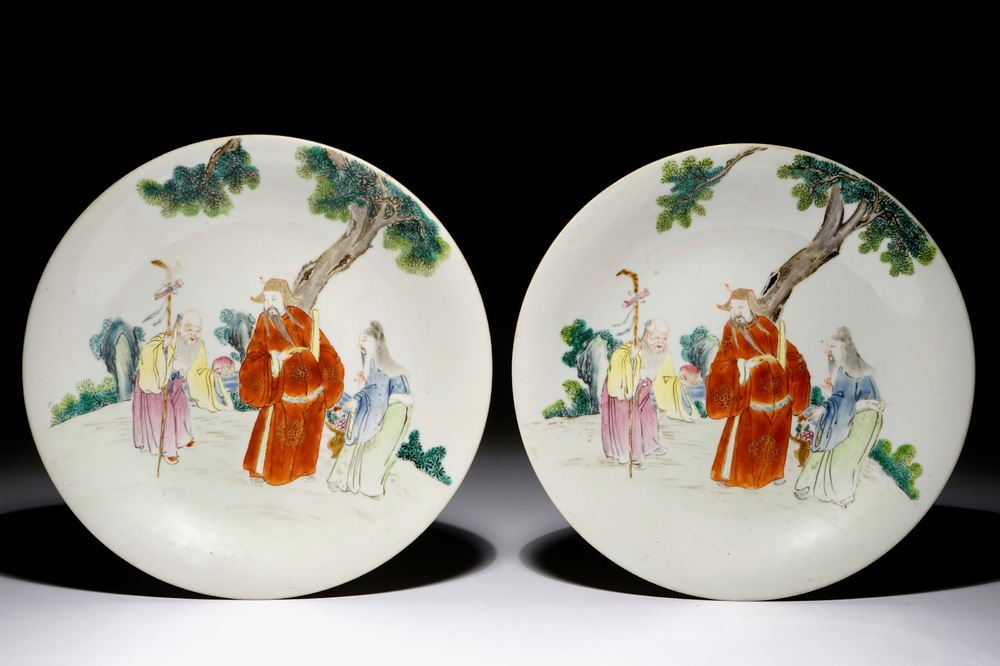 Een paar Chinese famille rose schotels met onsterfelijken, Qianlong merk, 19e eeuw