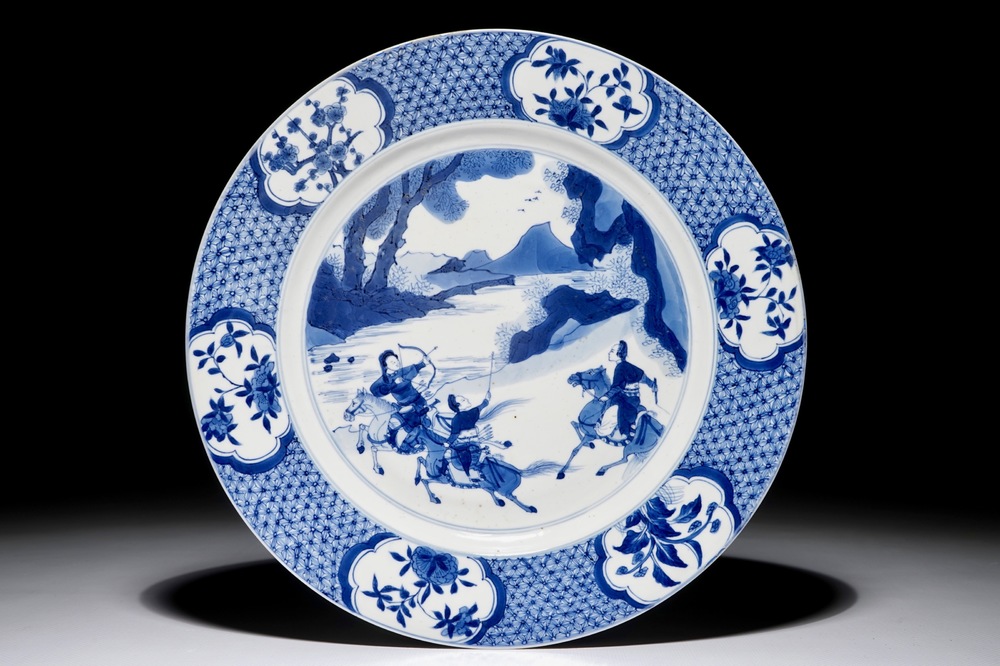 Een Chinese blauwwitte schotel met &quot;Joosje te paard&quot;, Chenghua merk, Kangxi