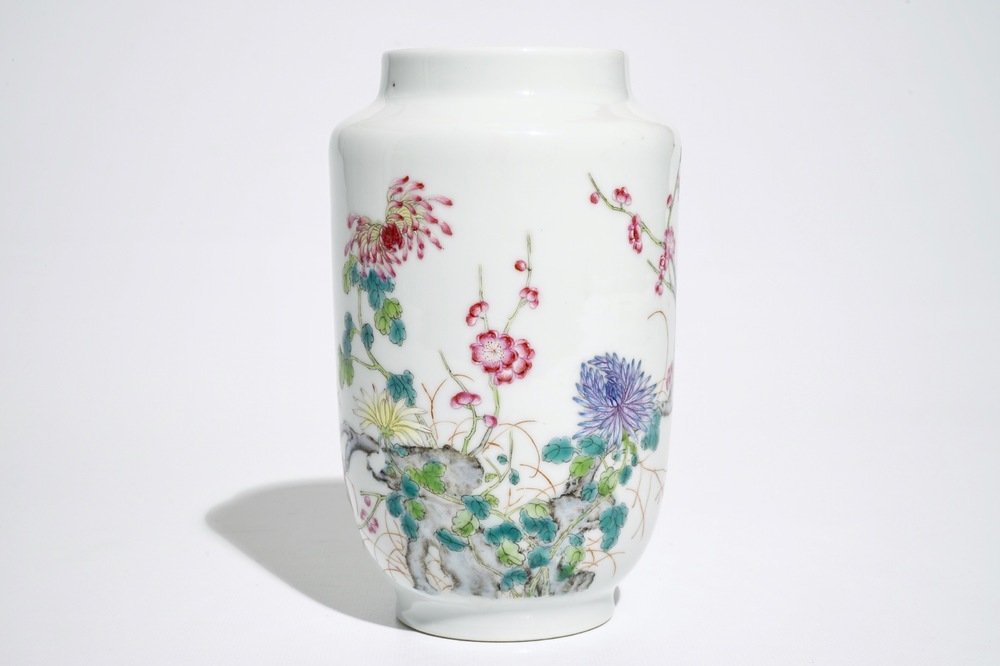 Un vase en porcelaine de Chine famille rose &agrave; d&eacute;cor floral, marque de Qianlong, R&eacute;publique