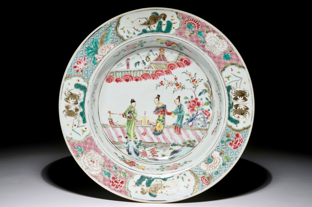 Une assiette profonde en porcelaine de Chine famille rose &agrave; d&eacute;cor de figures sur un pont, Yongzheng