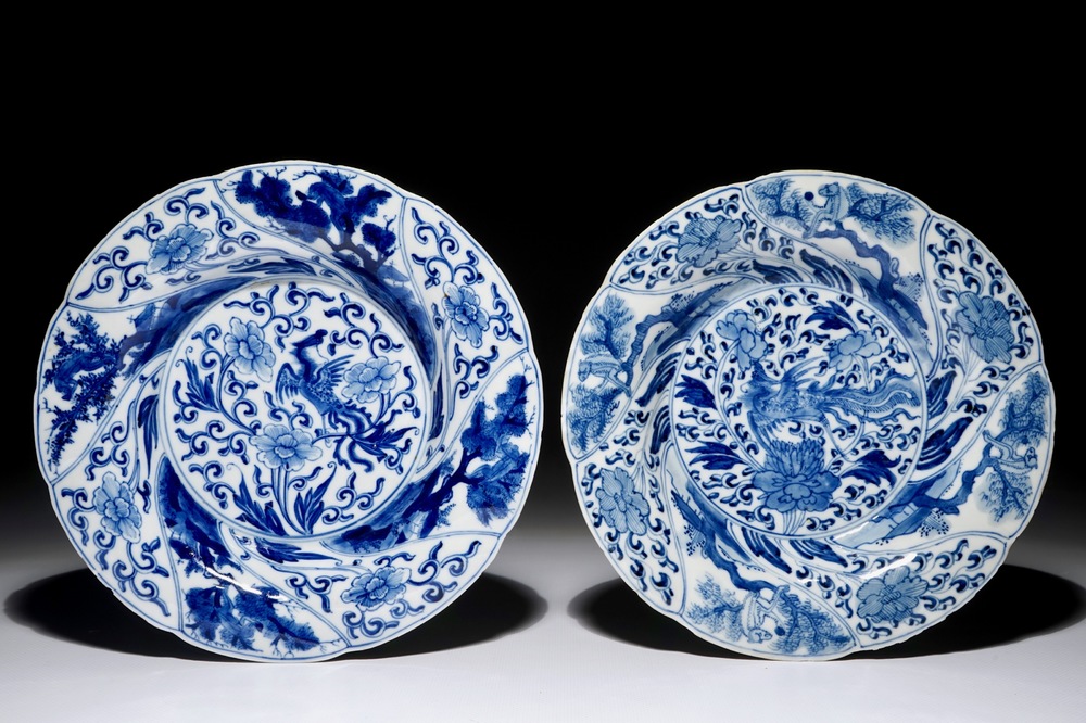 Deux assiettes polylob&eacute;es en porcelaine de Chine bleu et blanc aux ph&eacute;nix et singes, Kangxi