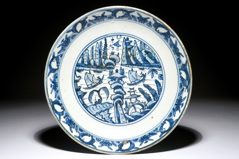 Un plat en porcelaine de Chine bleu et blanc &agrave; d&eacute;cor d'un paysage, Jiajing
