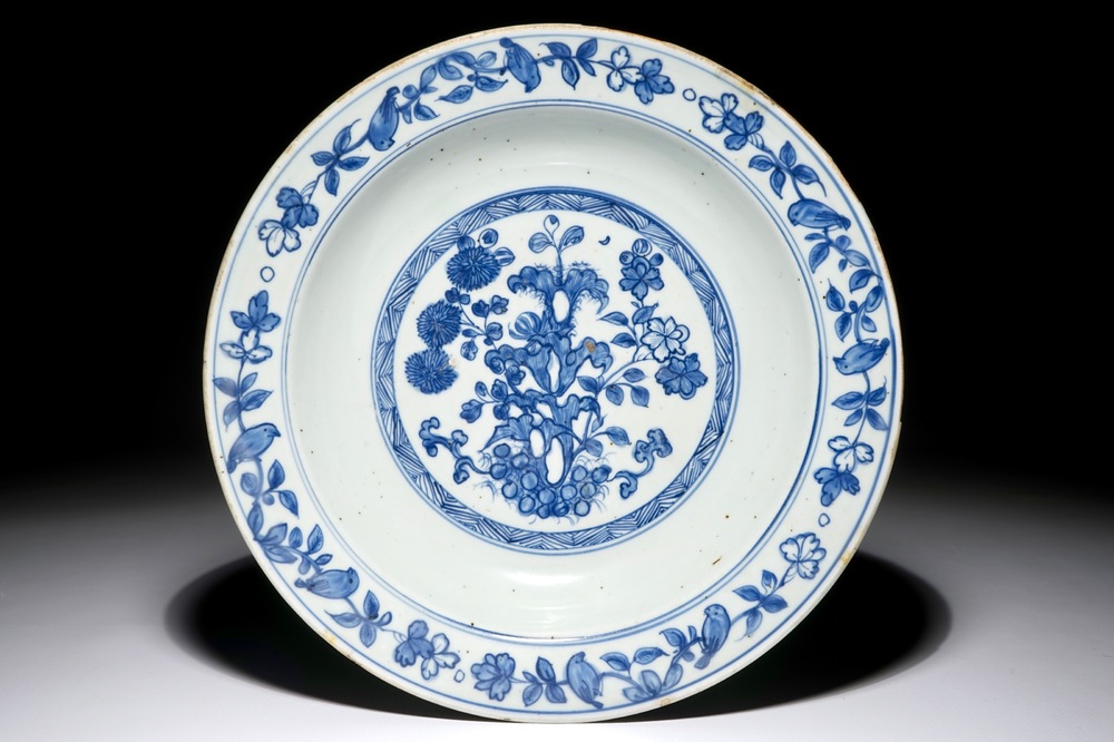 Un plat en porcelaine de Chine bleu et blanc &agrave; d&eacute;cor floral, Jiajing