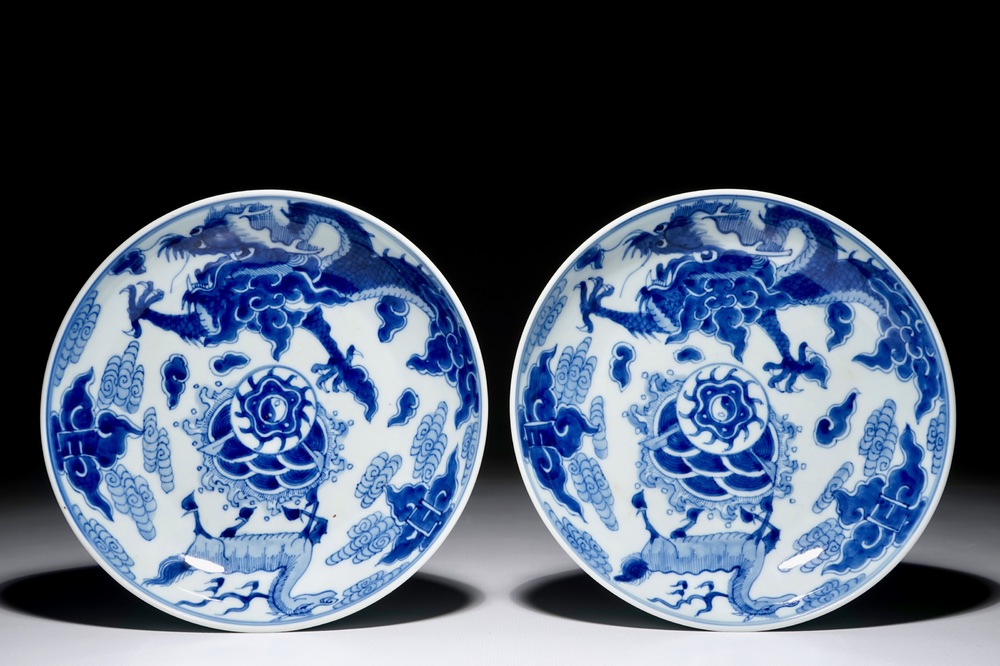 Une paire d'assiettes en porcelaine de Chine bleu et blanc aux dragons et qilins, marque et &eacute;poque de Yongzheng