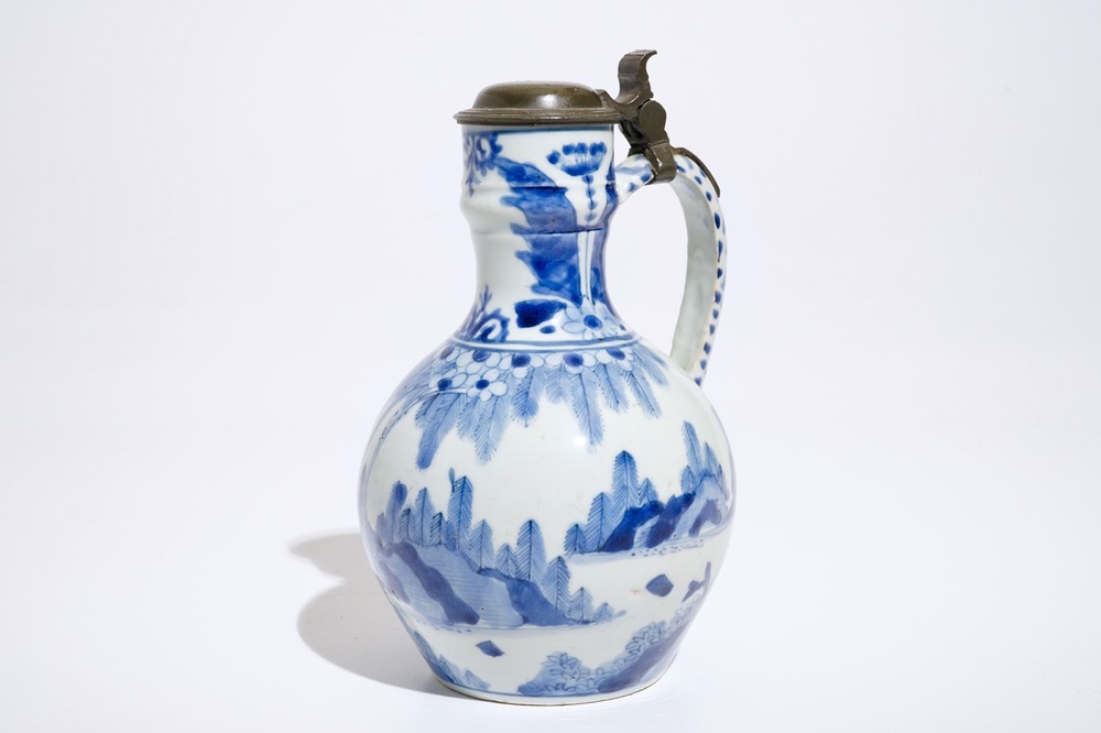 Een Japanse blauwwitte Arita kan met landschapsdecor en tinnen deksel, Edo, 17e eeuw