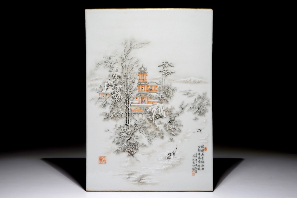 Une plaque en porcelaine de Chine polychrome &agrave; d&eacute;cor d'un paysage hivernale, sign&eacute; Wang Kun Rong, 1992