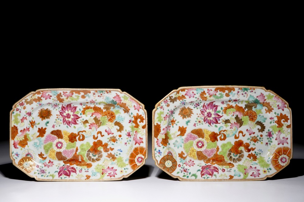 A pair of Chinese export porcelain pseudo-tobacco leaf trays, Qianlong