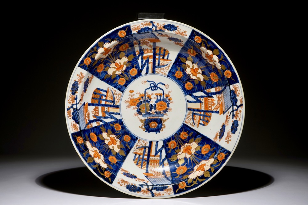 A large deep Japanese Imari bowl with a central flower basket, Edo, 17/18th C.