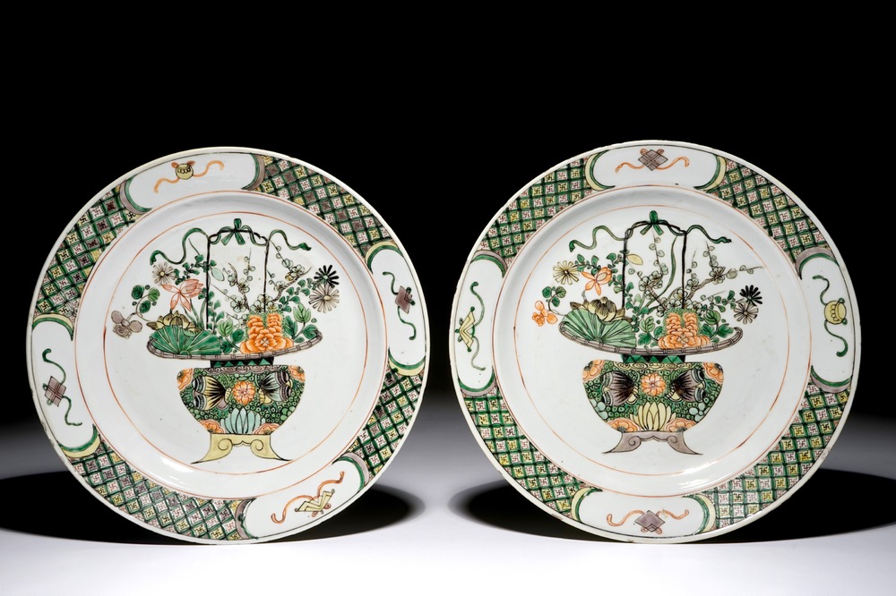 Une paire de plats en porcelaine de Chine famille verte aux paniers fleuris, Kangxi