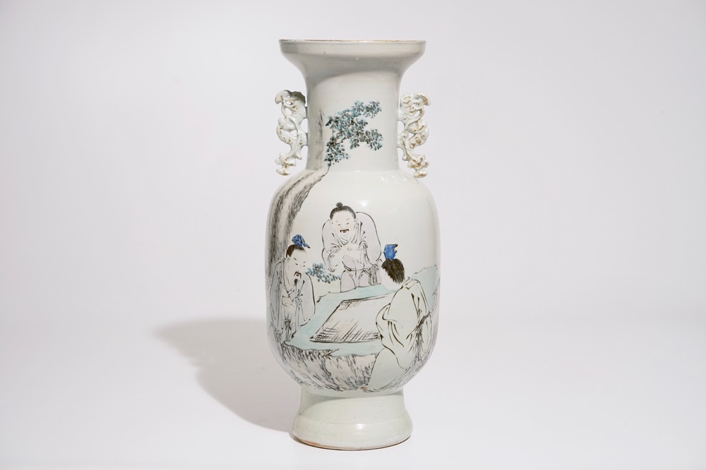 Un vase en porcelaine de Chine qianjiang cai aux joueurs de go, sign&eacute; Ren Huanzhang (1874-1902)