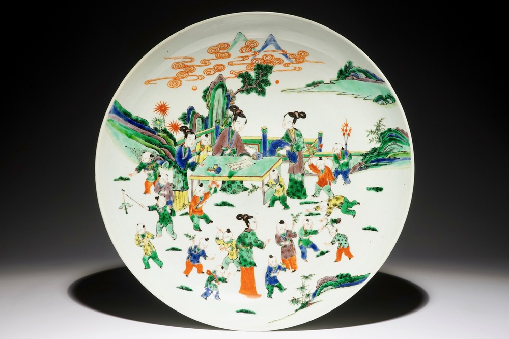 Un tr&egrave;s grand plat en porcelaine de Chine famille verte, 19&egrave;me