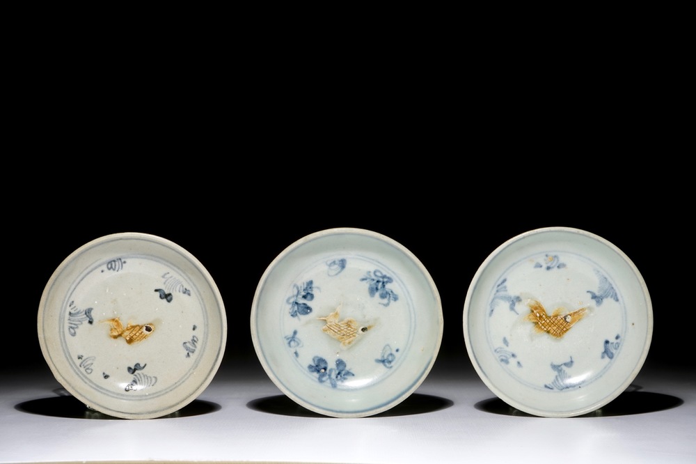 Three Chinese blue and white saucer plates with applied fish, Ming, 15th C.