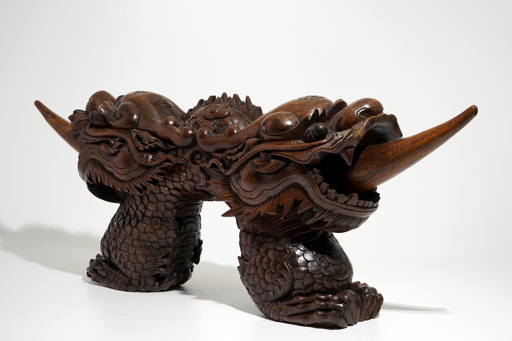 Een Chinese houten sculptuur van een tweekoppige draak, 19/20e eeuw