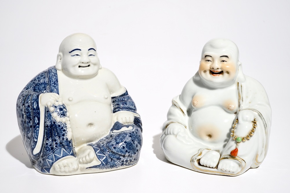 Twee Chinese blauwwitte en polychrome figuren van Boeddha, gemerkt, 19/20e eeuw