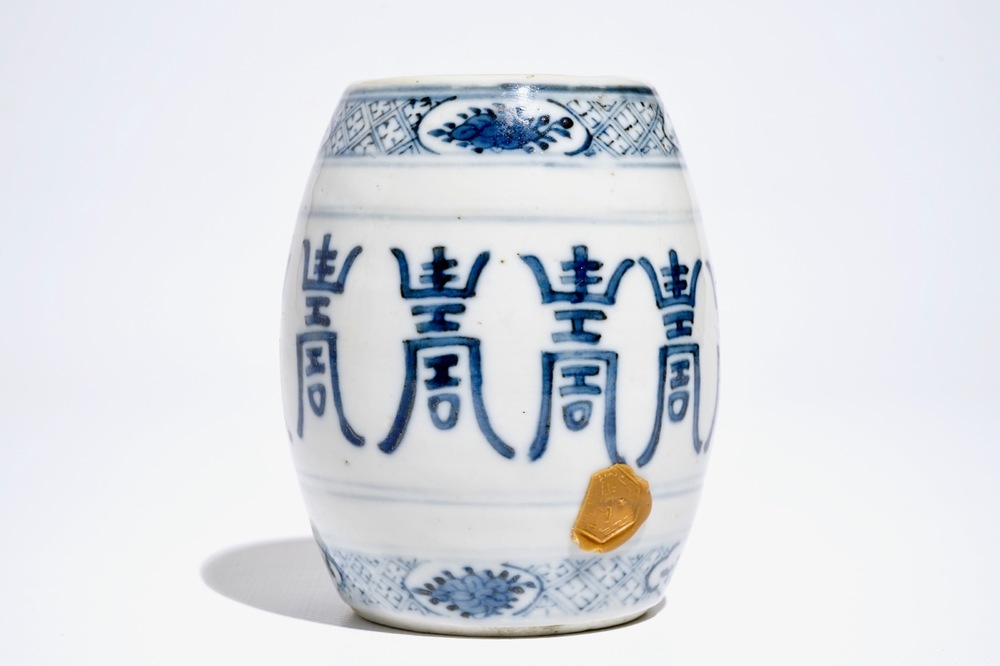 A Chinese blue and white barrel-shaped incense holder with &quot;Shou&quot; design, 19/20th C.