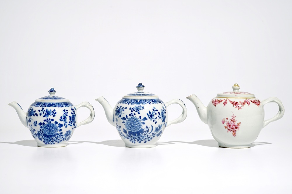 Trois th&eacute;i&egrave;res couvertes en porcelaine de Chine famille rose et bleu et blanc, Qianlong