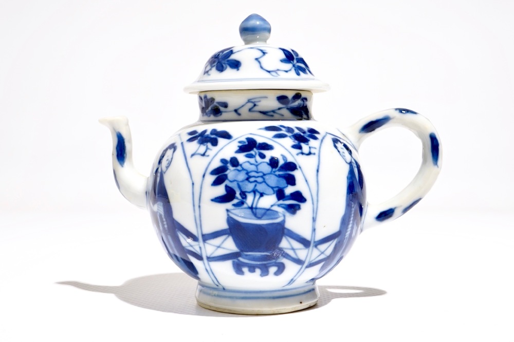 Een Chinese blauwwitte theepot met lange lijzen, Yu merk, Kangxi