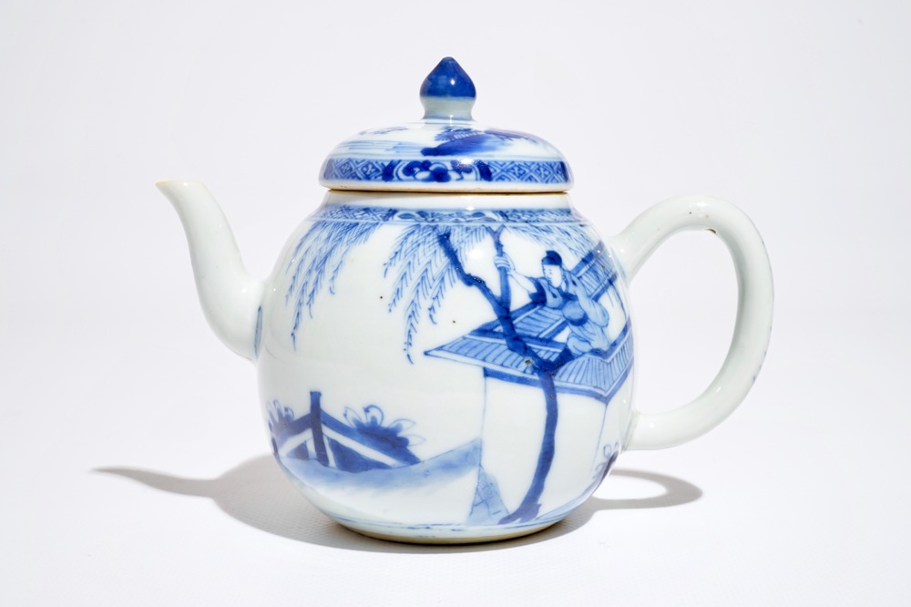 Een Chinese blauwwitte theepot met sc&egrave;ne uit &quot;De Romance van de Westelijke Kamer&quot;, Yongzheng