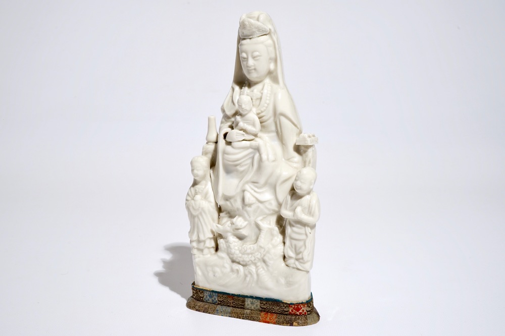 Un mod&egrave;le d'une Guanyin &agrave; l'enfant en porcelaine de Chine de Dehua, blanc de Chine, Kangxi