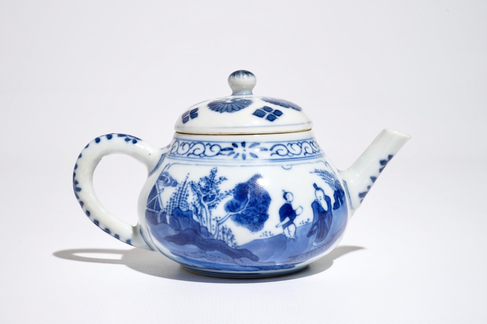 Une th&eacute;i&egrave;re en porcelaine de Chine bleu et blanc aux personages, Kangxi