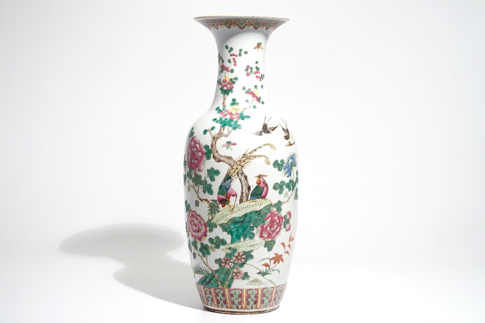 Un grand vase en porcelaine de Chine famille rose &agrave; d&eacute;cor de faisants et paons, 19&egrave;me
