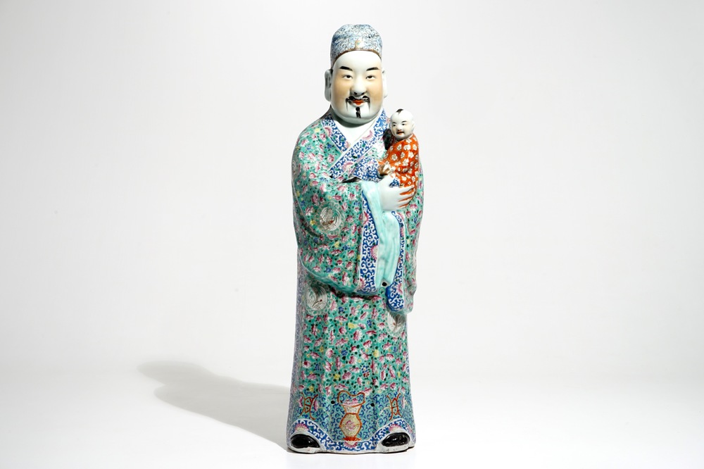 Een grote Chinese famille rose figuur van een onsterfelijke, 19e eeuw