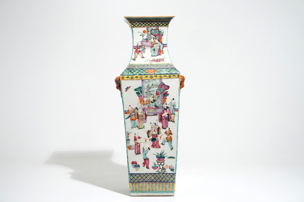 Un vase de forme carr&eacute; en porcelaine de Chine famille rose, 19&egrave;me