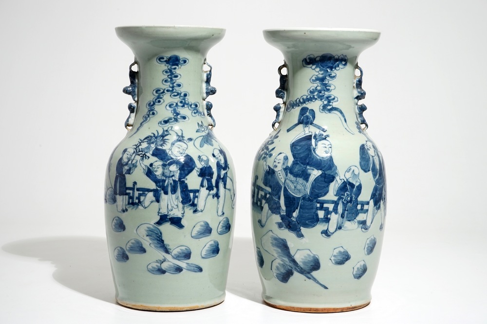 Een paar Chinese vazen met blauwwit decor op celadon fondkleur, 19e eeuw