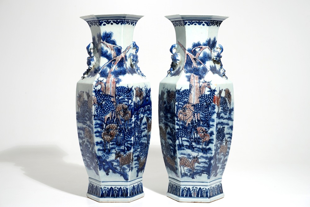 Une paire de vases en porcelaine de Chine &agrave; d&eacute;cor de cerfs et lions bouddhistes en rouge et bleu, 19&egrave;me