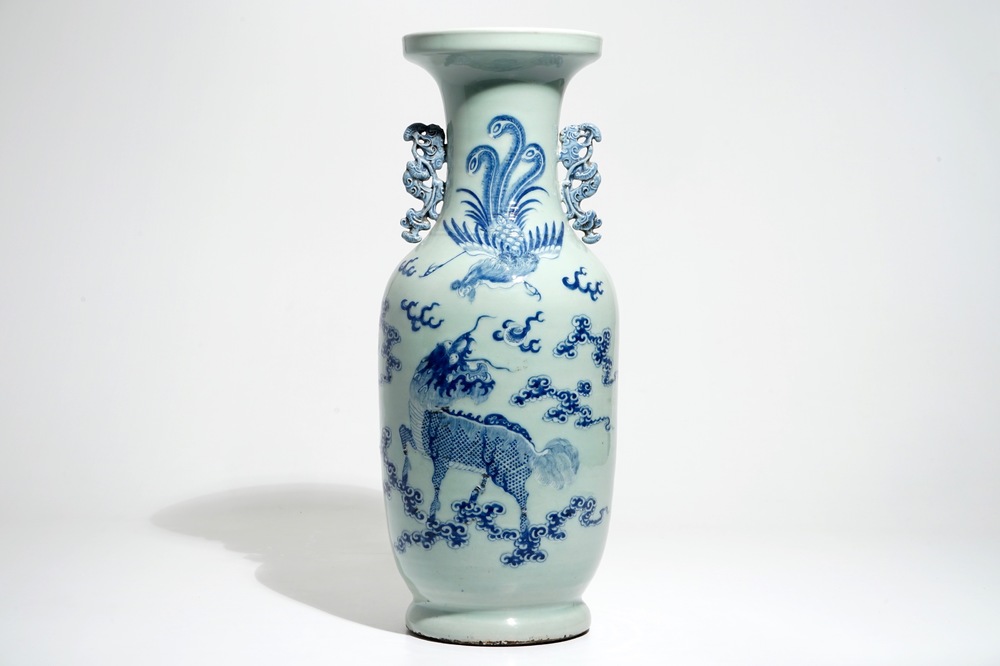 Un grand vase en porcelaine de Chine &agrave; d&eacute;cor en bleu et blanc sur fond c&eacute;ladon, 19&egrave;me