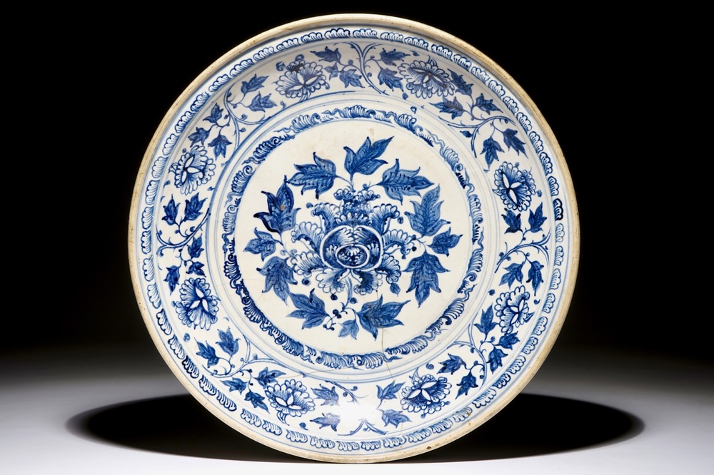 Un plat en porcelaine de Vietnam bleu et blanc &agrave; d&eacute;cor de lotus, 16&egrave;me